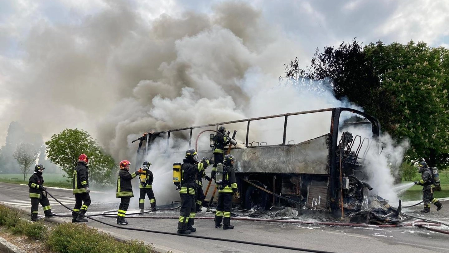 L'autobus in fiamme