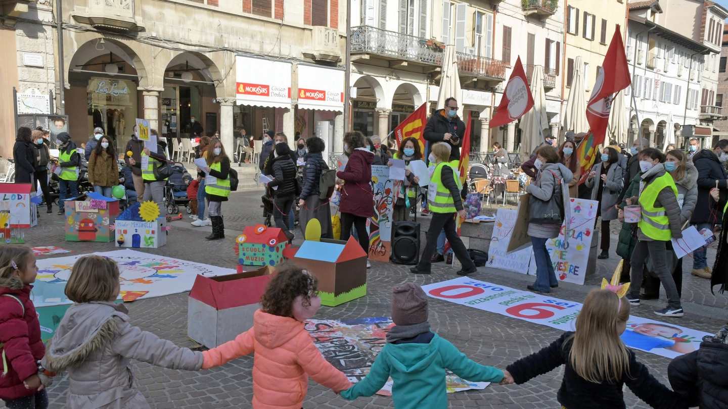La protesta in piazza a Pavia