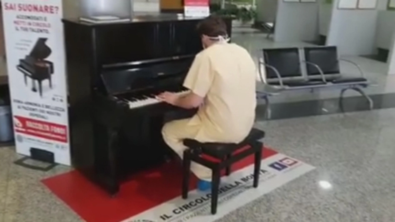 Medico pianista suona i Queen