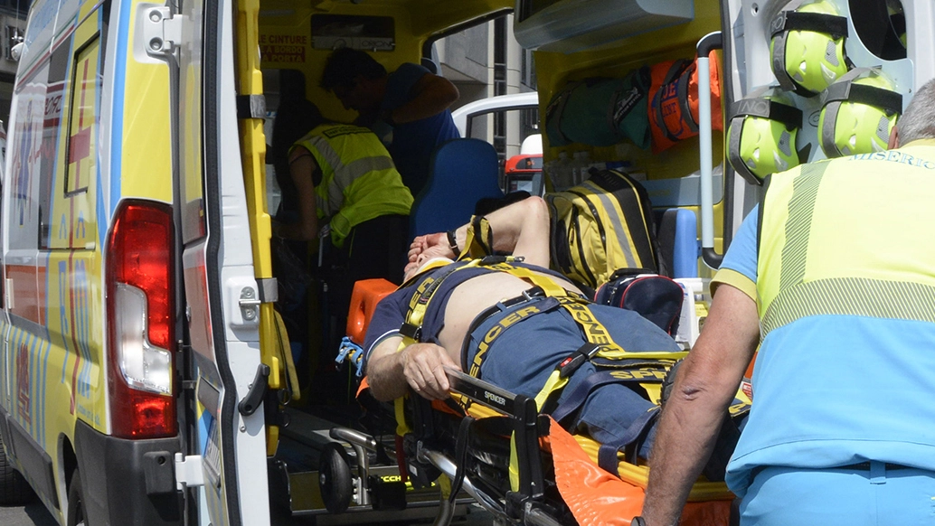 Un uomo è stato soccorso e trasportato in ospedale