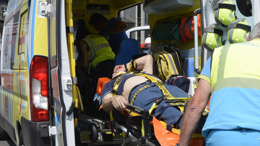 Un uomo è stato soccorso e trasportato in ospedale Un uomo è stato soccorso e trasportato in ospedale