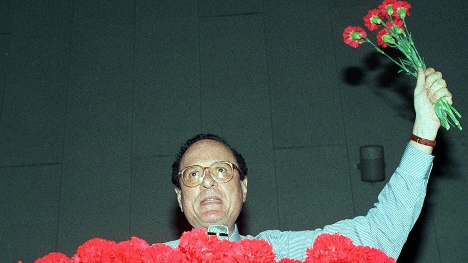 Ugo Intini è morto a 82 anni: una foto storica con il garofano rosso, simbolo Psi, mostrato con orgoglio alla platea