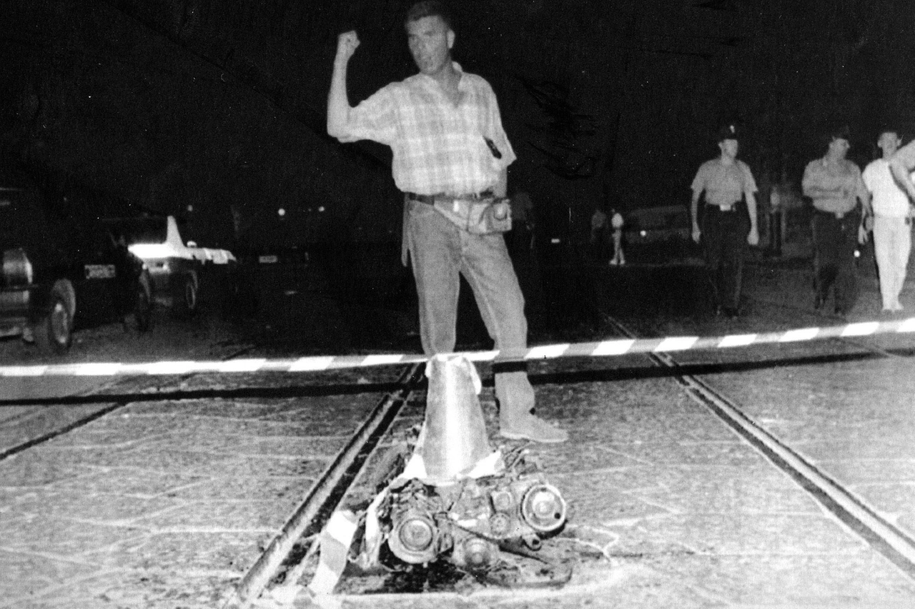 Il motore di un'automobile distrutta dall'esplosione