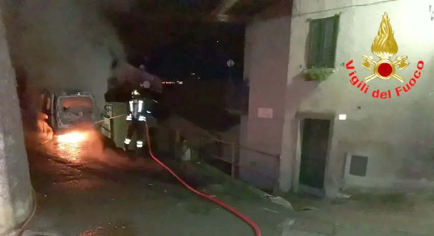 Incendio nella notte: bruciano una jeep e un furgoncino