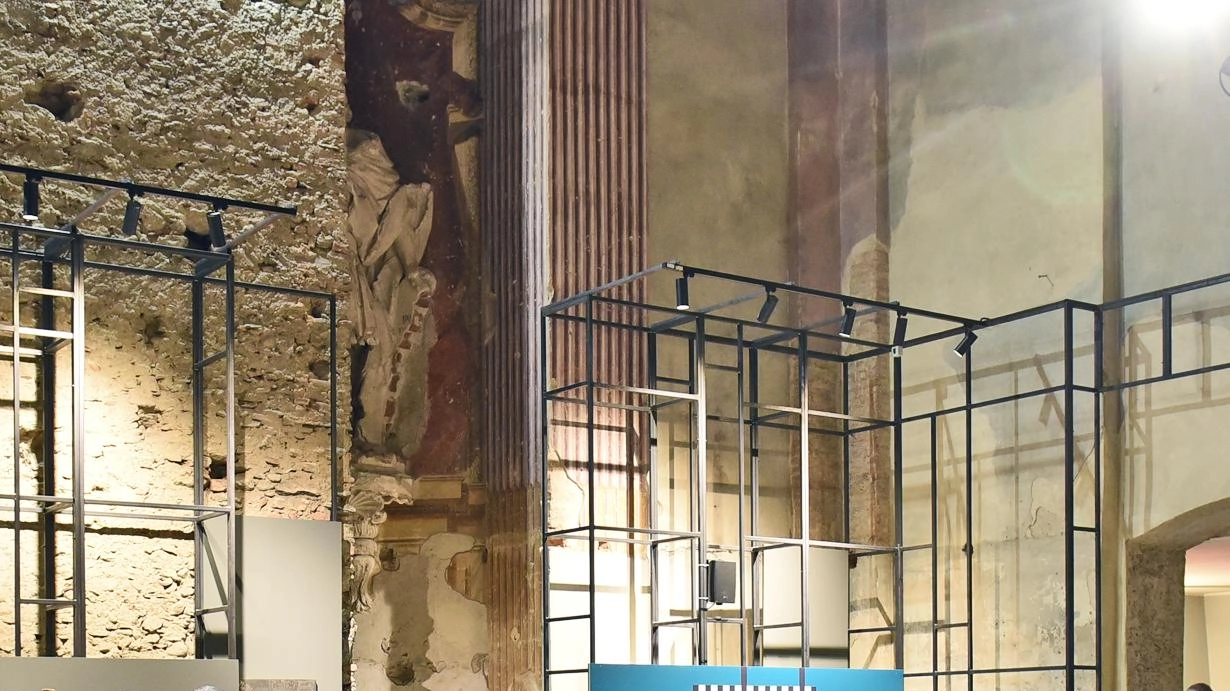 Abiti e gioielli realizzati in legno e design in mostra in 57 negozi Abiti e gioielli realizzati in legno e design in mostra in 57 negozi
