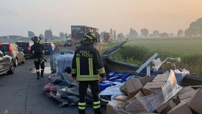 
"Rottura di carico sulla provinciale 235: interventi dei vigili del fuoco e dell'Arpa"