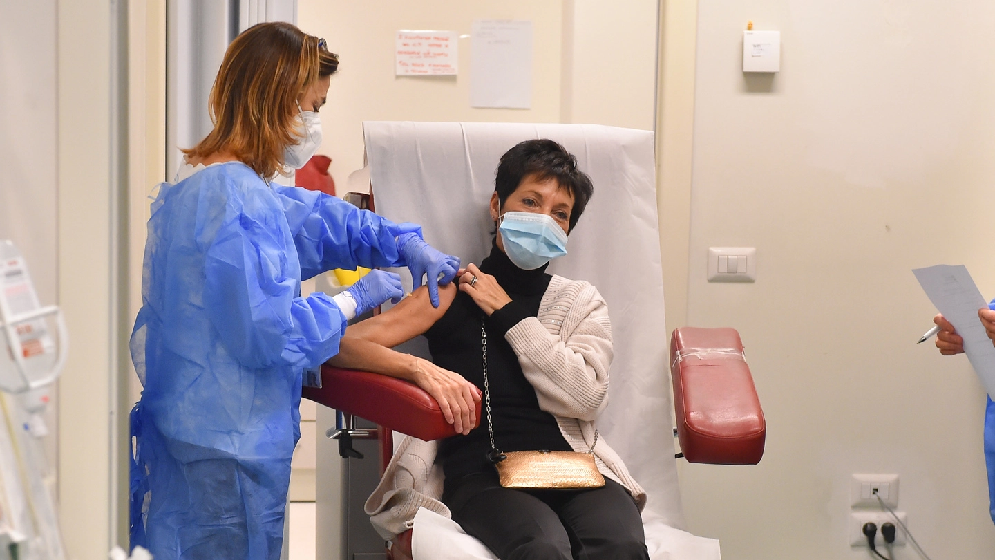 Le prime vaccinazioni anticovid all'ospedale di Legnano