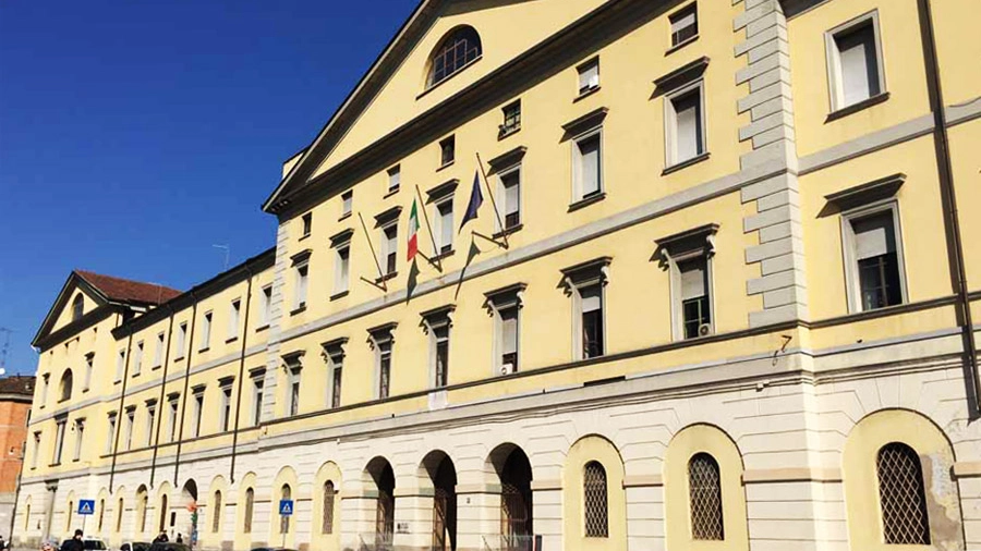 La facciata d'ingresso della caserma Garibaldi