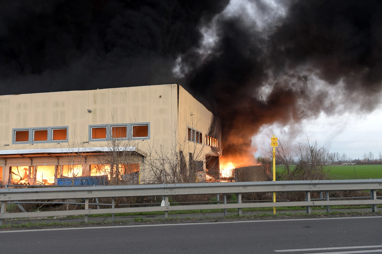 Le fiamme e il fumo a Truccazzano