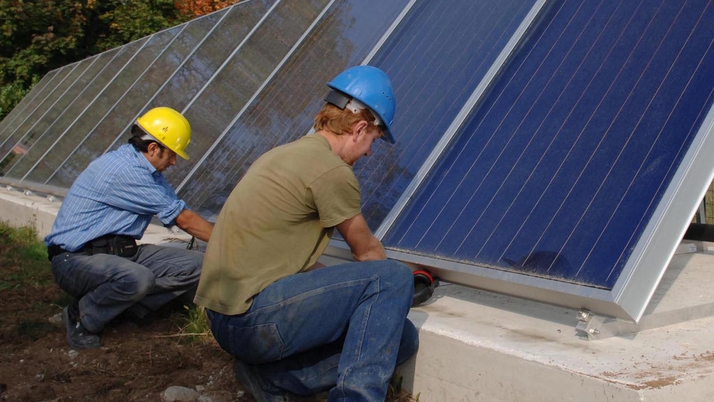 L'installazione di un impianto fotovoltaico (Archivio) L'installazione di un impianto fotovoltaico (Archivio)