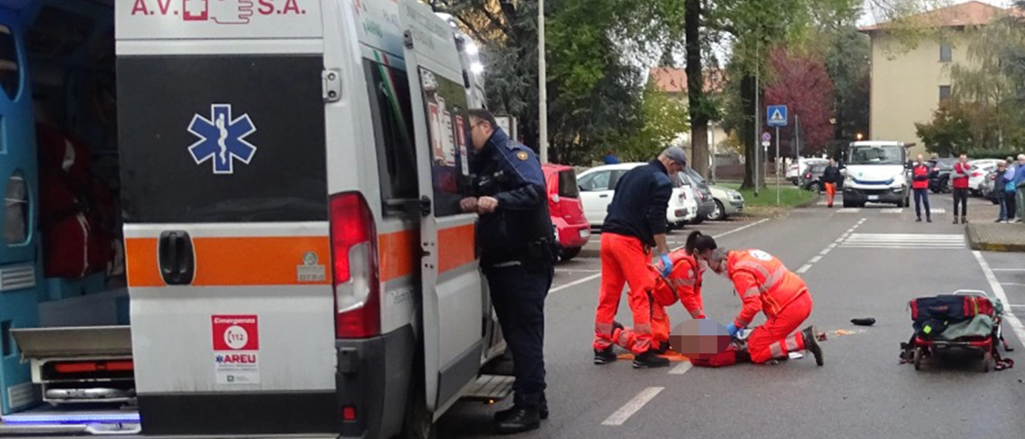 Il conducente imputato di omicidio colposo sostiene di avere avuto un cono d'ombra nella visuale che gli ha impedito di accorgersi che Vincenzina Maggioni stava attraversando la strada