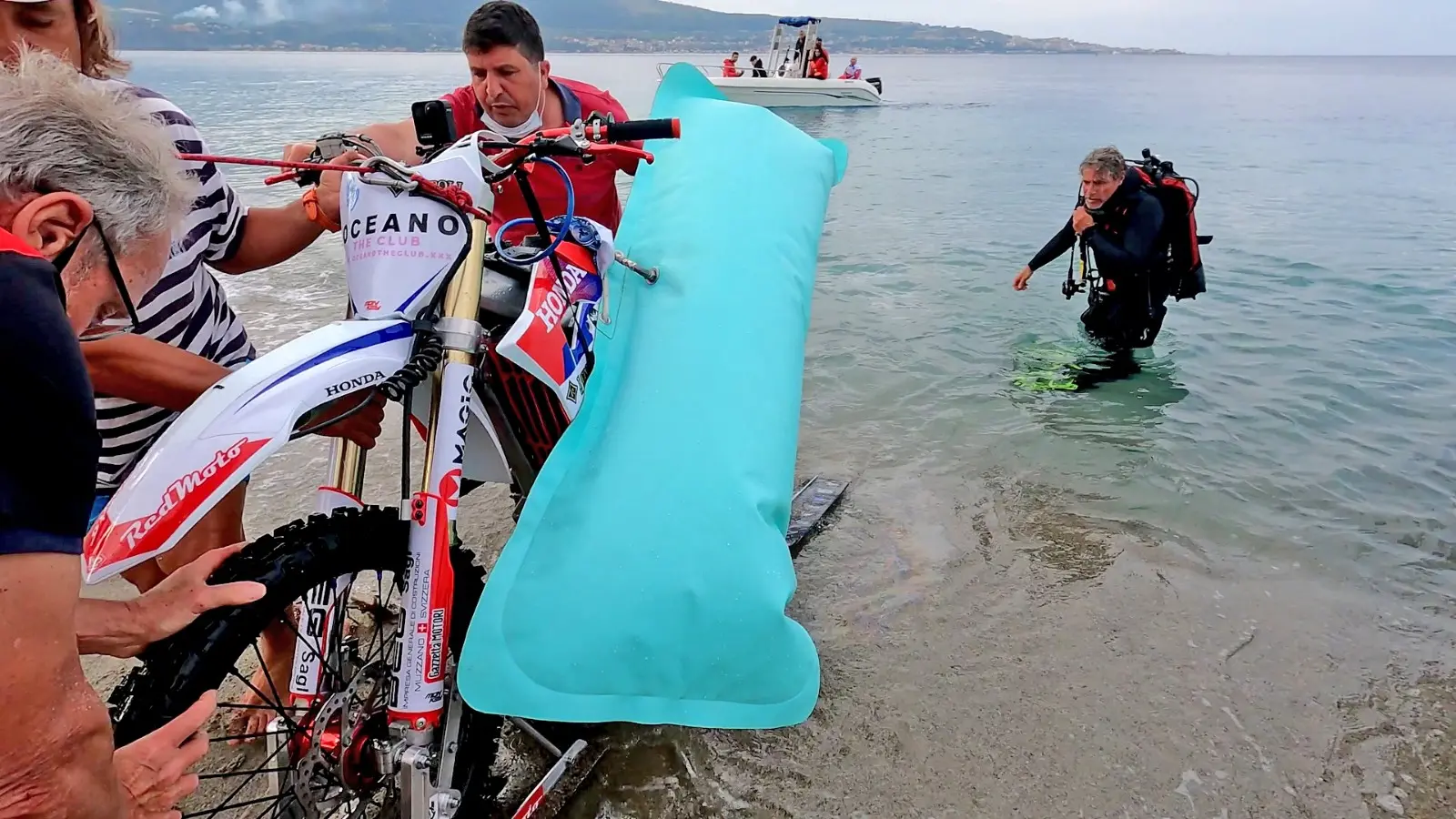 Luca Colombo si è arreso: fallita la traversata in moto dello Stretto di Messina