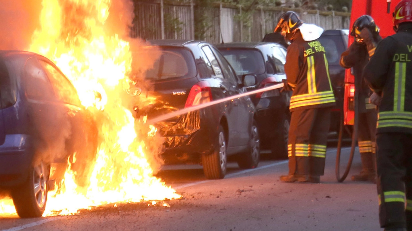 Un’auto in fiamme (archivio)