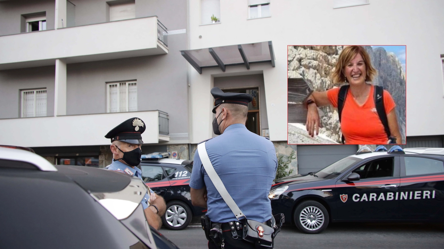 I carabinieri a Brescia per l'arresto delle figlie di Laura Ziliani (nel riquadro)