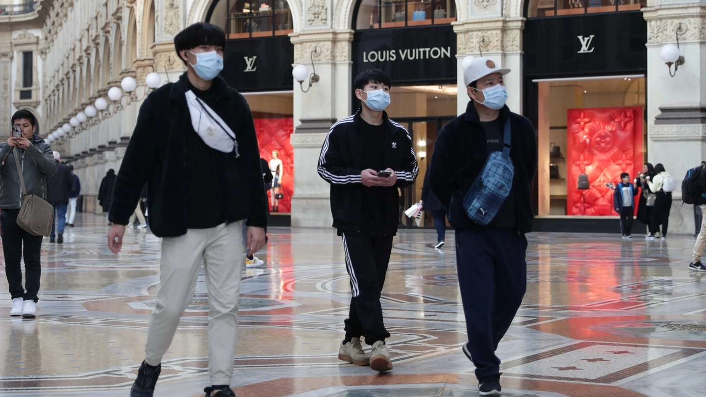 Turisti orientali con la mascherina in Galleria