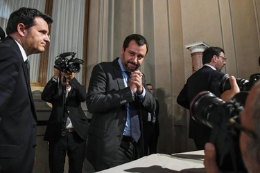 Governo, Ue: "Speriamo che l'Italia non cambi politica migratoria". Replica di Salvini