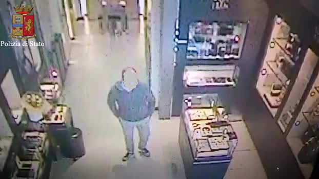 Il ladro ripreso dalla telecamera del negozio