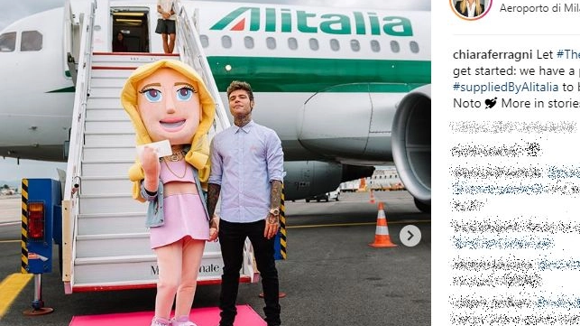 Fedez sale sul volo Alitalia per raggiungere Noto (Instagram)