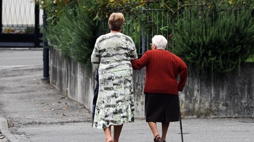 La stangata del 2024: colf e badanti sempre più care. L’allarme: ora più assunzioni in nero