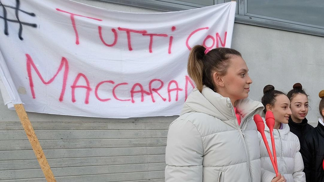 "Forza Manu, ne esci a testa alta". Tutto l’orgoglio del fan club. E il marito fa la rassegna stampa "Forza Manu, ne esci a testa alta". Tutto l’orgoglio del fan club. E il marito fa la rassegna stampa