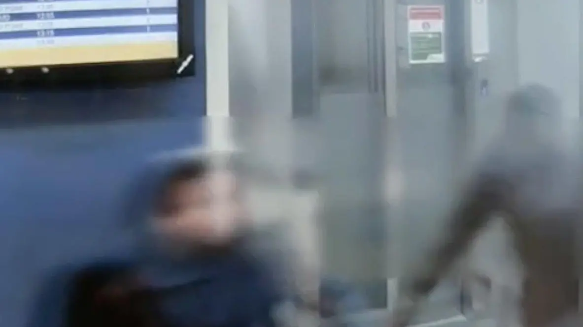 Violenza nel tunnel Gli nega gli spiccioli: afferrata per i polsi e spinta contro il muro Violenza nel tunnel Gli nega gli spiccioli: afferrata per i polsi e spinta contro il muro