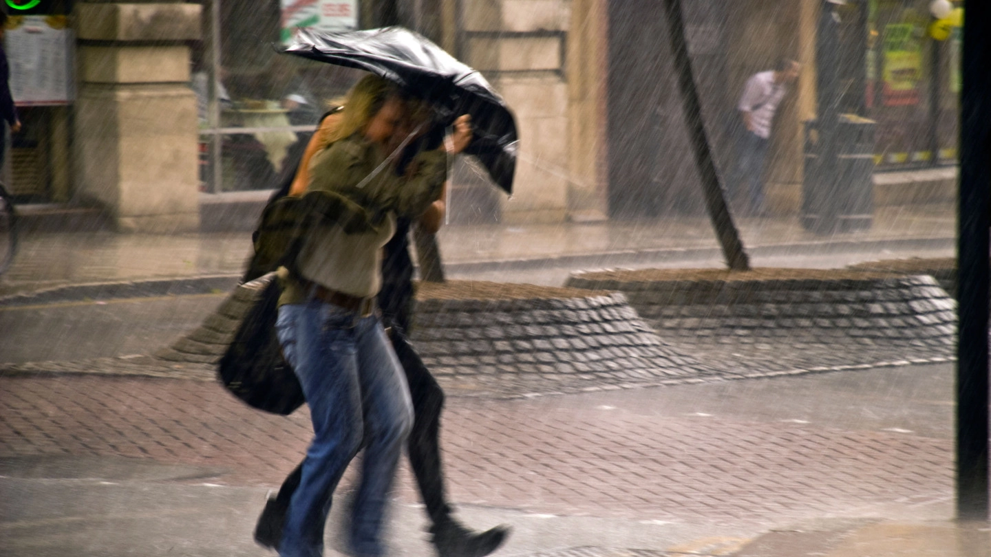 Vento e pioggia (foto Olycom)