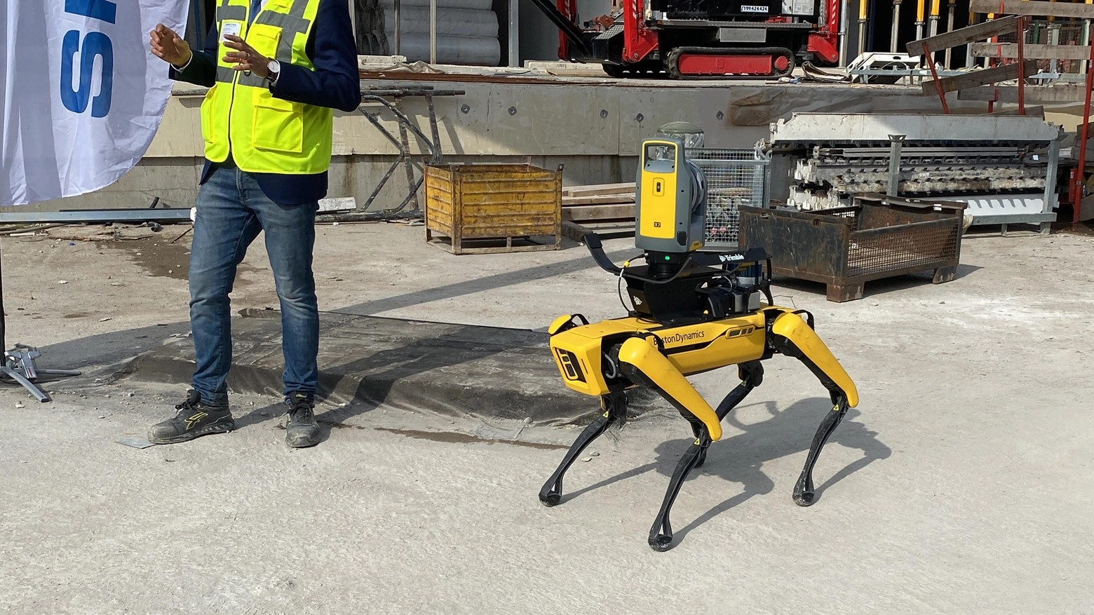 Bergamo, il cane robot Spot fa il suo debutto in un cantiere. Ecco a cosa servirà