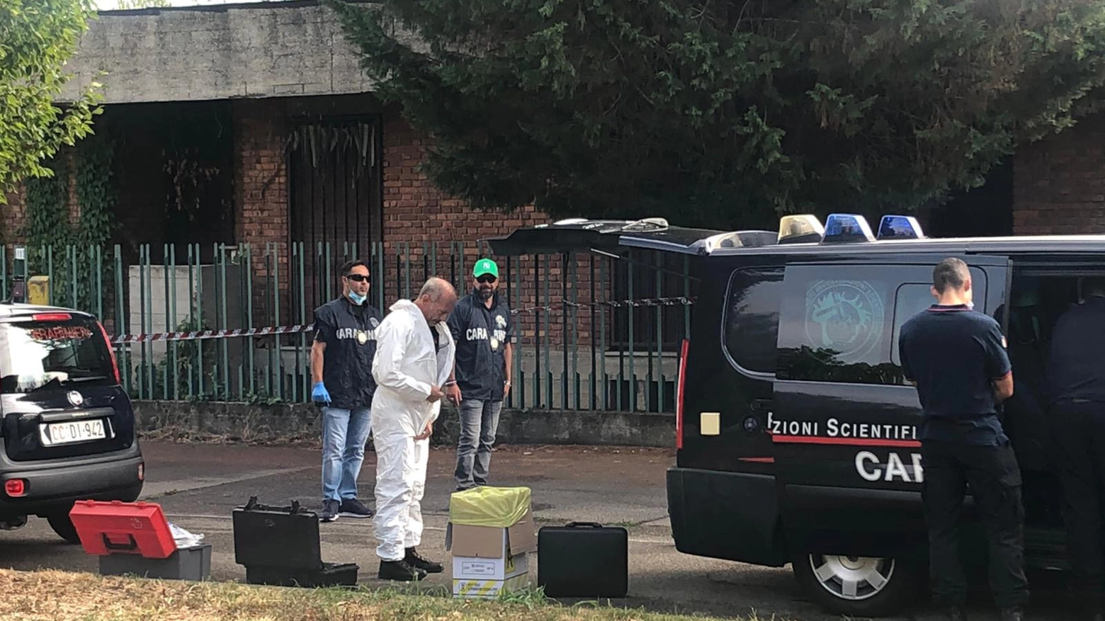 I carabinieri dei Ris di Parma al lavoro nel campo di Desio I carabinieri dei Ris di Parma al lavoro nel campo di Desio