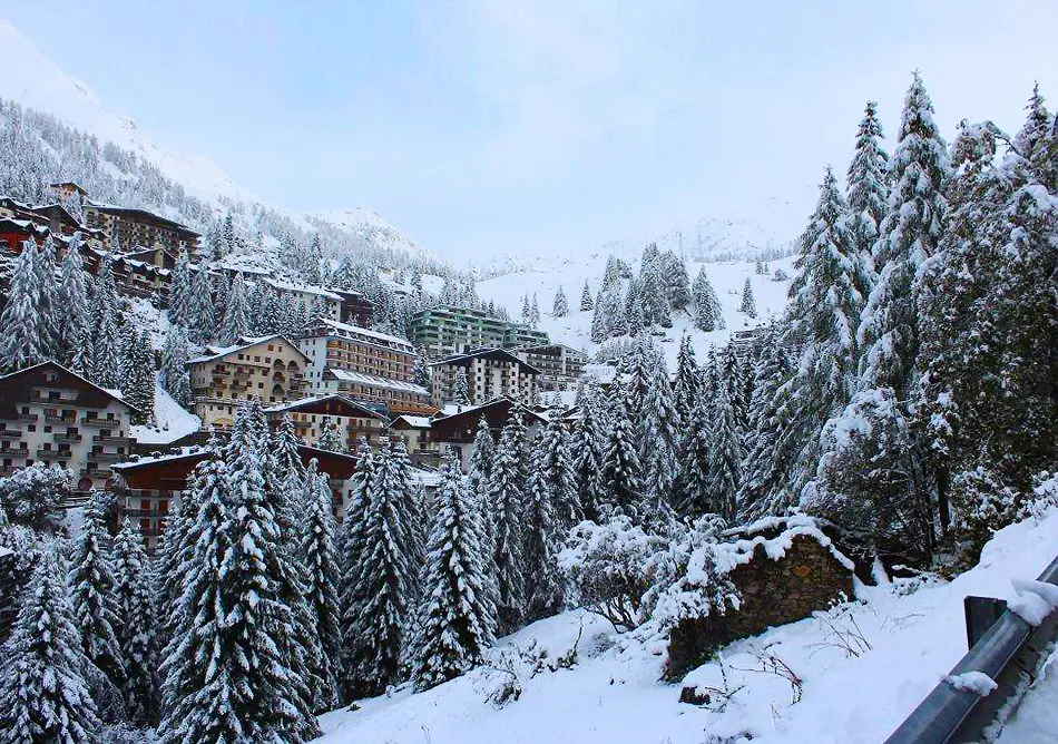 Meteo, è arrivata la prima neve: fiocchi bianchi in Lombardia / FOTO E VIDEO