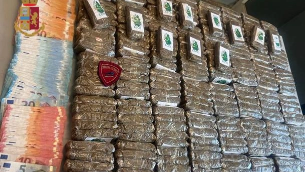I panetti di hashish sequestrati dalla Polizia I panetti di hashish sequestrati dalla Polizia