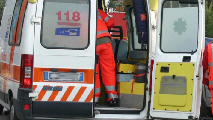 L'operaio è stato portato all'ospedale di Varese