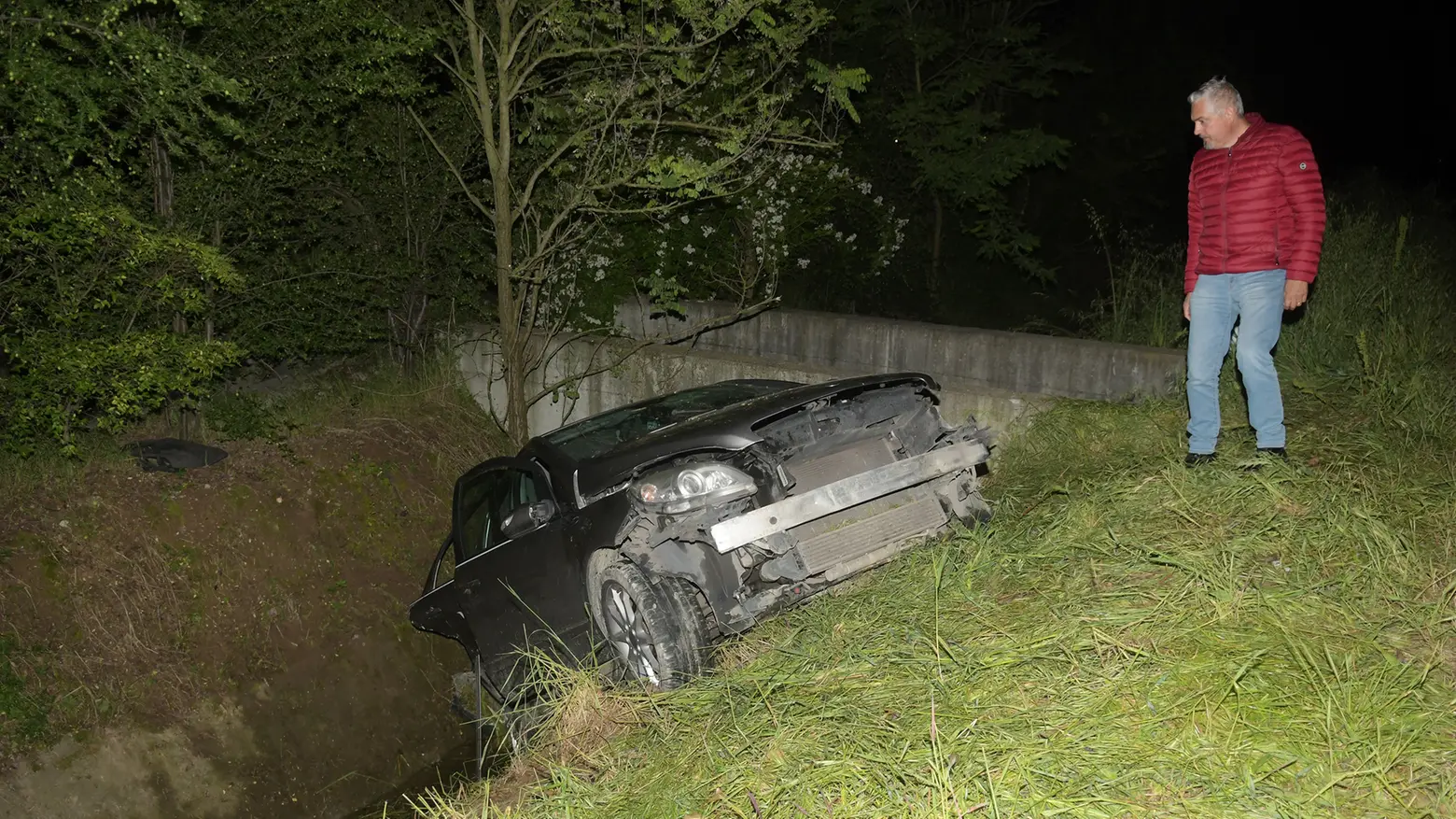 Auto finisce in un fosso a Melzo Auto finisce in un fosso a Melzo