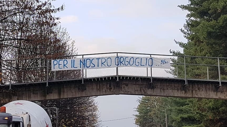 Uno degli striscioni appesi dai tifosi a Cantù (Facebook)