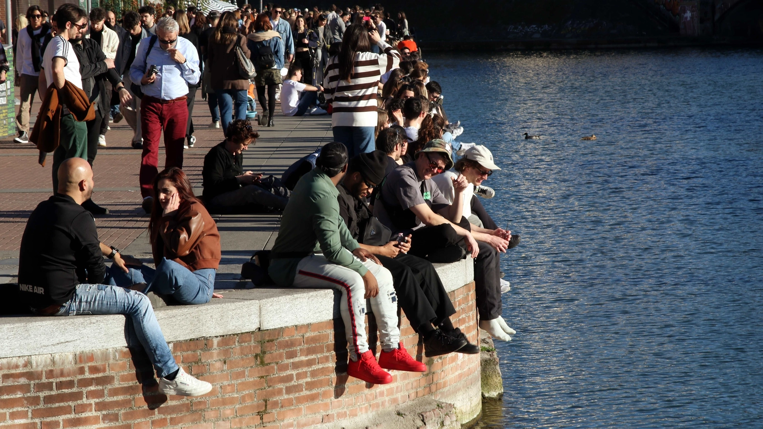 Sole e caldo sui navigli (Archivio)