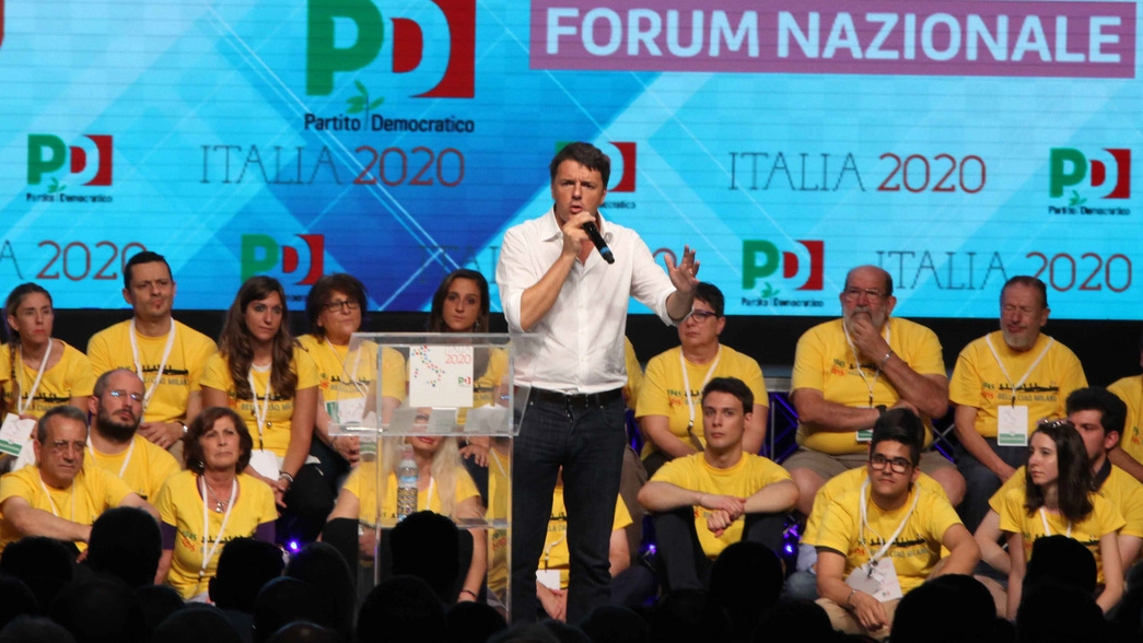 Matteo Renzi sul palco della kermesse milanese del Pd