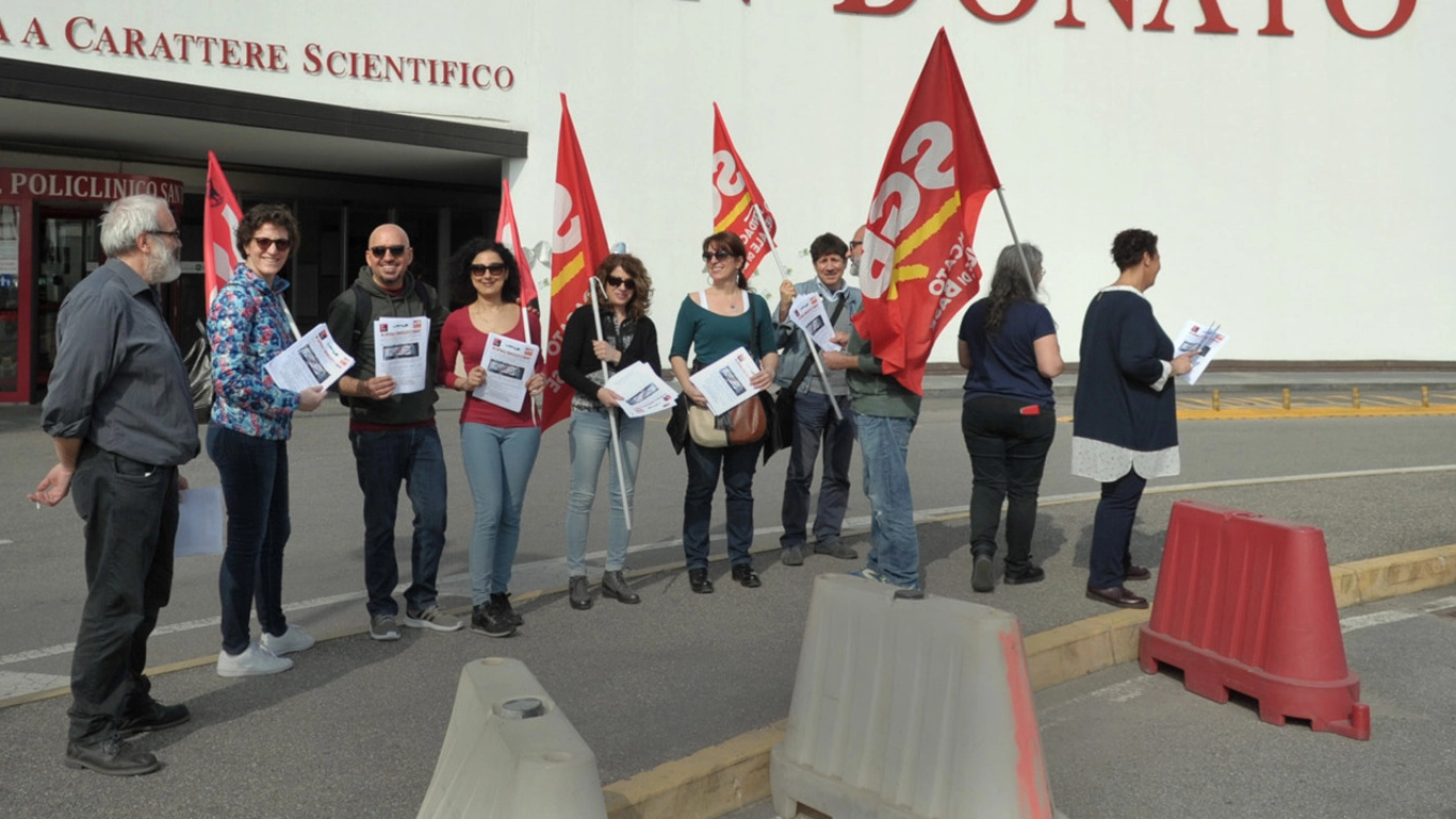 Il presidio di ieri contro le esternalizzazioni al Policlinico San Donato