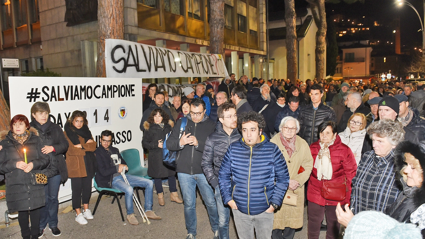 La manifestazione con le candele a Campione d'Italia (Cusa)