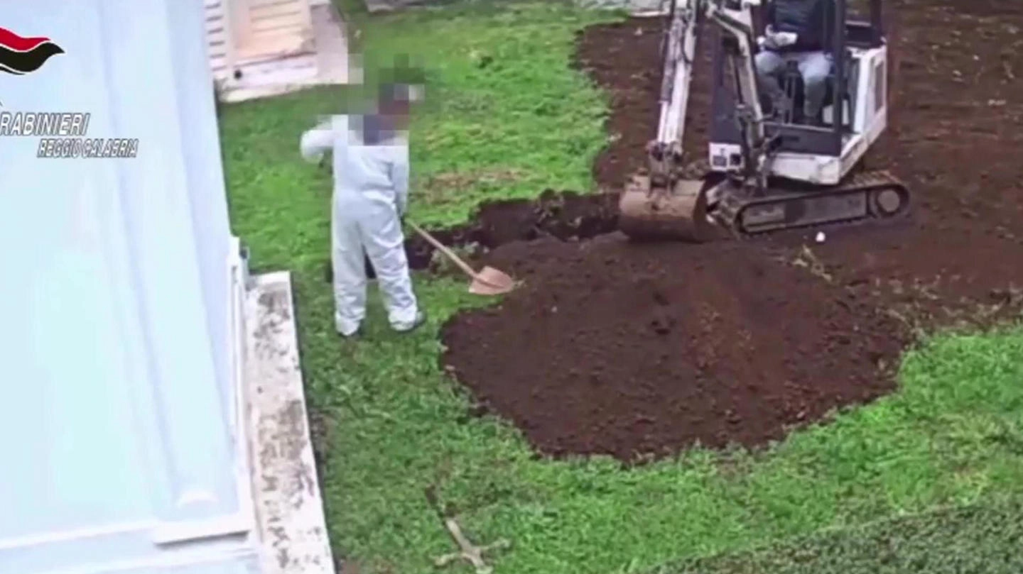 Al lavoro per rimuovere una salma e far posto ad altre Al lavoro per rimuovere una salma e far posto ad altre