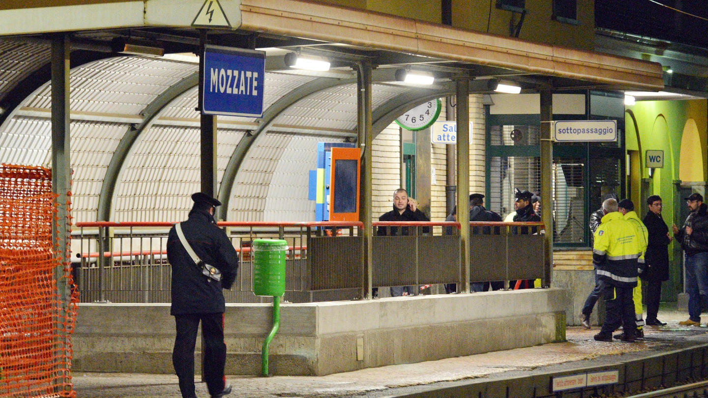 Carabinieri alla stazione di Mozzate