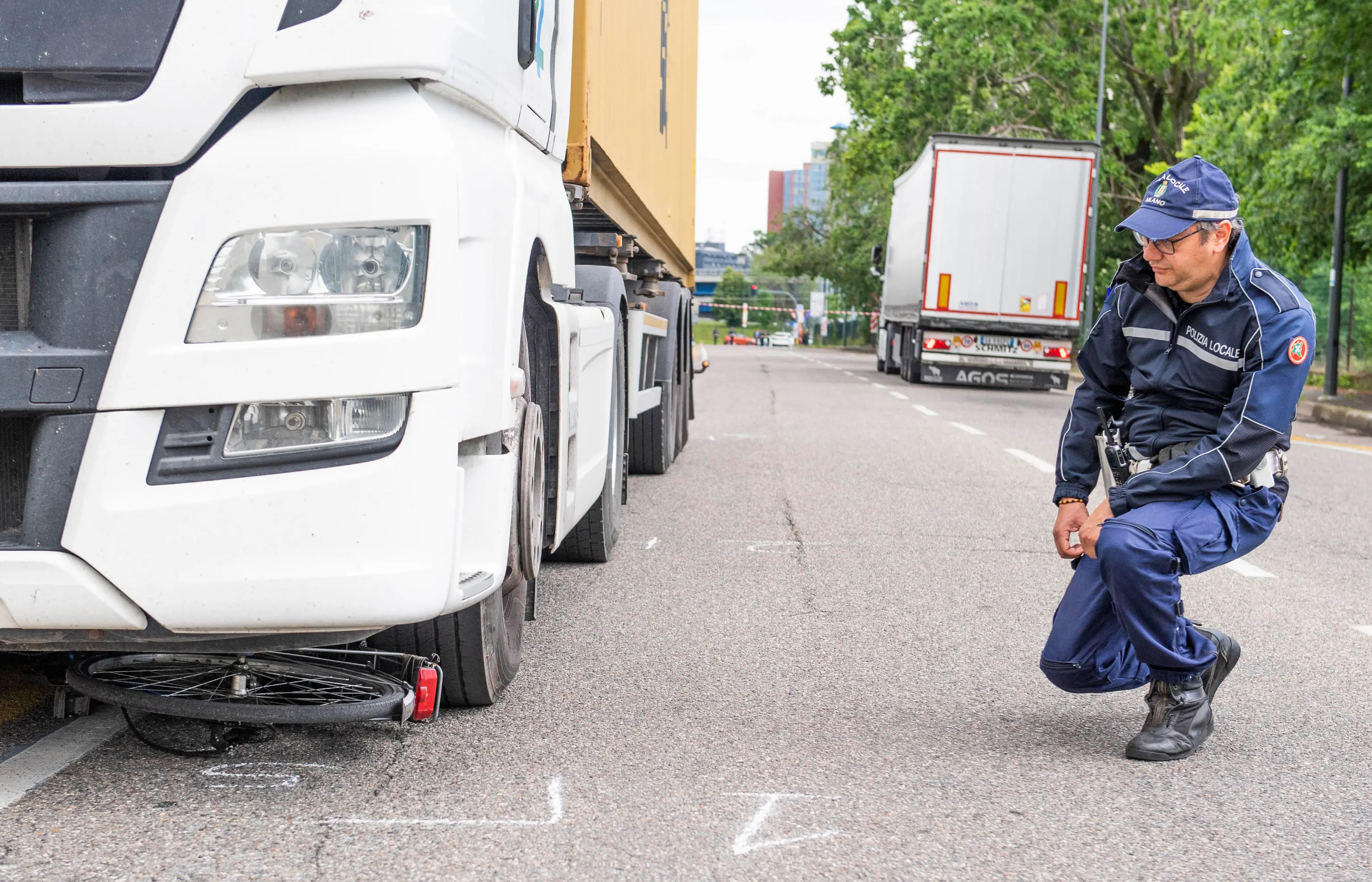 Milano, ciclista investito e ucciso da un tir in via Comasina: trascinato per centinaia di metri