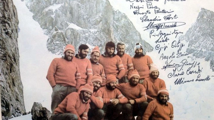 Gli alpinisti della spedizione dei Ragni nel 1974, ripresi ai piedi della parete ovest del Cerro Torre