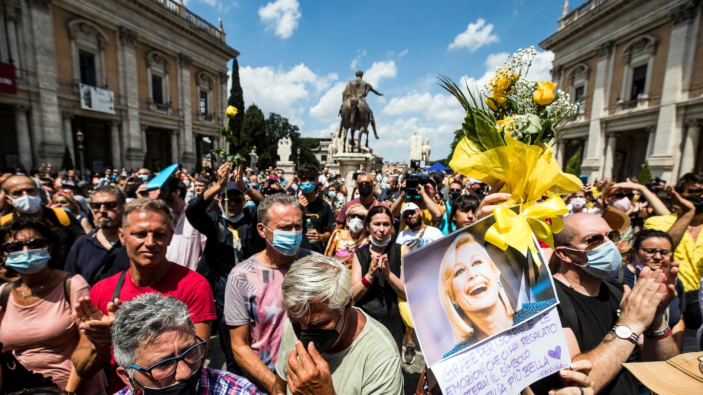 Folla per l'addio a Raffella Carrà