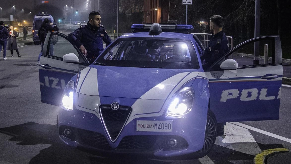 I quattro arrestati dagli agenti del commissariato Garibaldi Venezia I quattro arrestati dagli agenti del commissariato Garibaldi Venezia