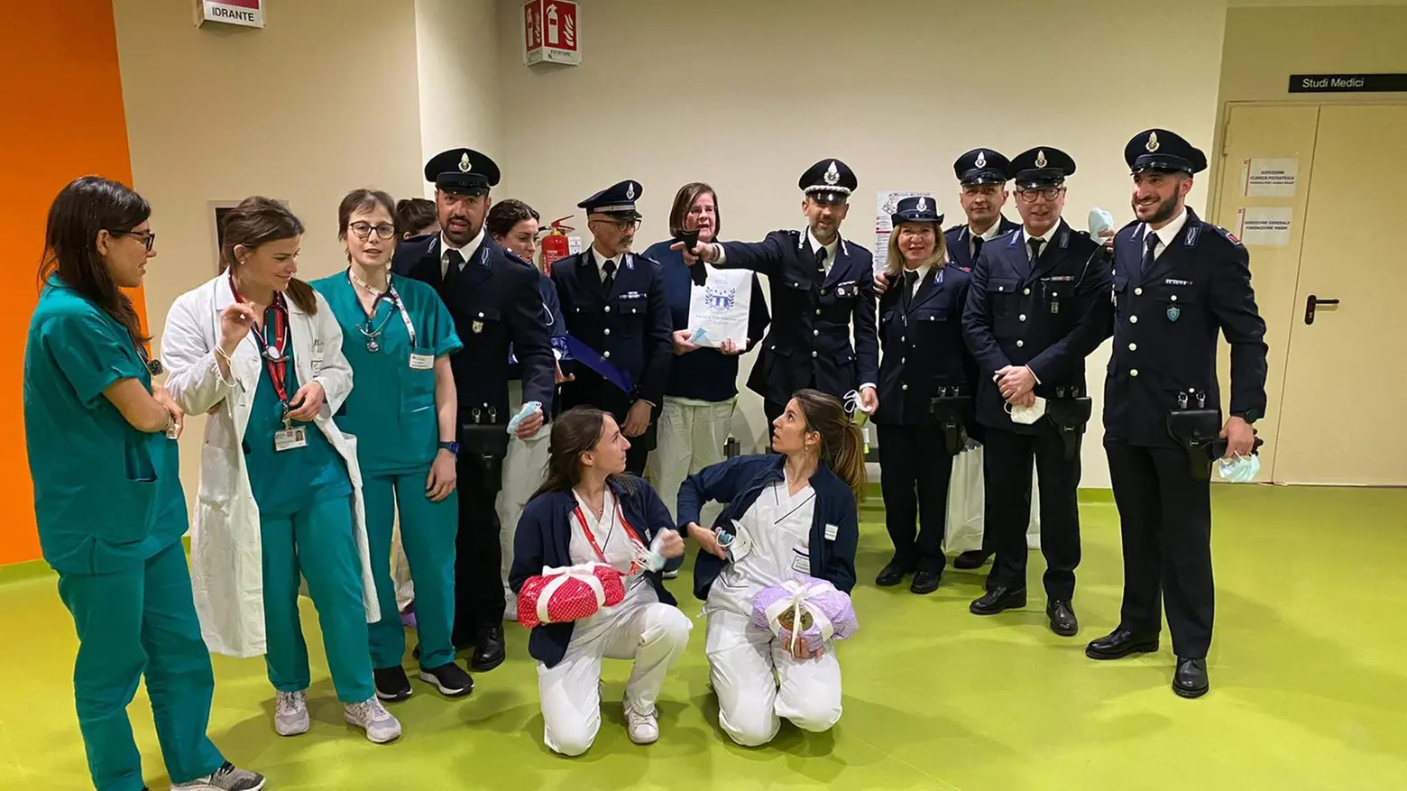 Colombe e giocattoli La sorpresa in Pediatria degli agenti del carcere Colombe e giocattoli La sorpresa in Pediatria degli agenti del carcere