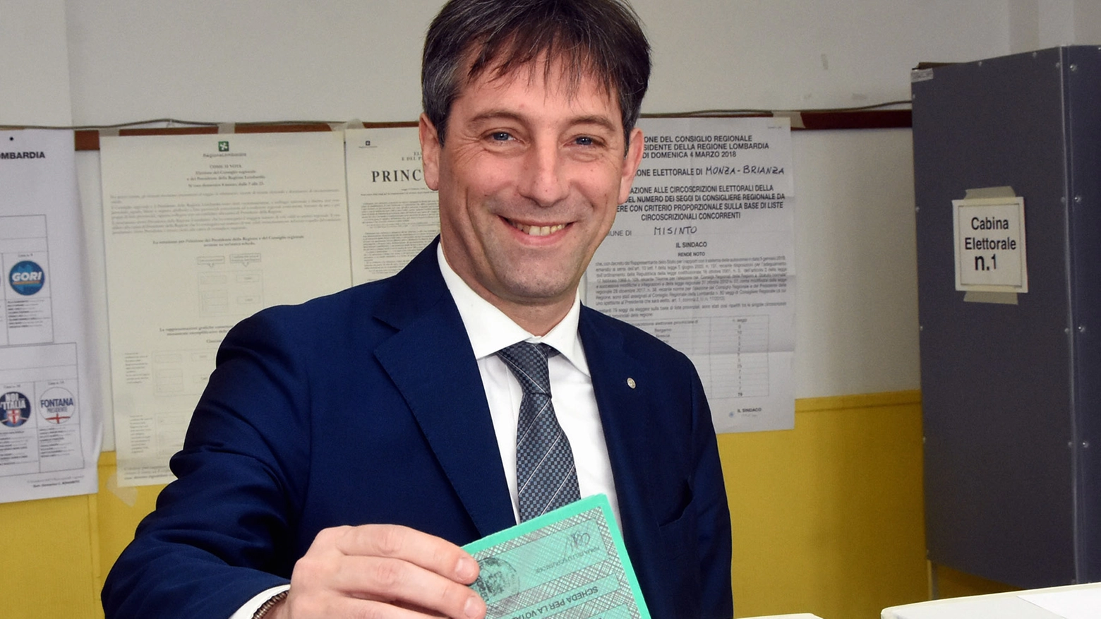 Il vicepresidente Fabrizio Sala al voto a Misinto