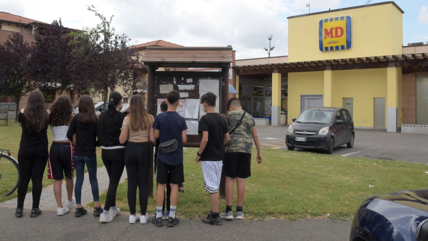 Manuel Moranda da alcuni anni si era traferito da Motta Visconti a Trivolzio nelle palazzine dietro al supermercato Md. Proprio lì ieri i suoi amici adolescenti si sono radunati nel silenzio Manuel Moranda da alcuni anni si era traferito da Motta Visconti a Trivolzio nelle palazzine dietro al supermercato Md. Proprio lì ieri i suoi amici adolescenti si sono radunati nel silenzio