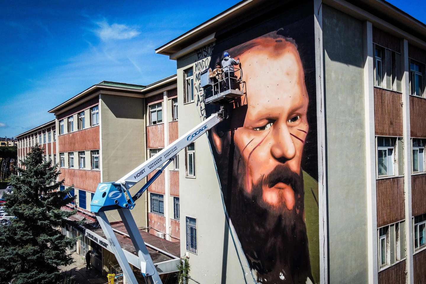 Il murale con il volto di Fedor Dostoevskij del writer Jorit Agoch a Napoli