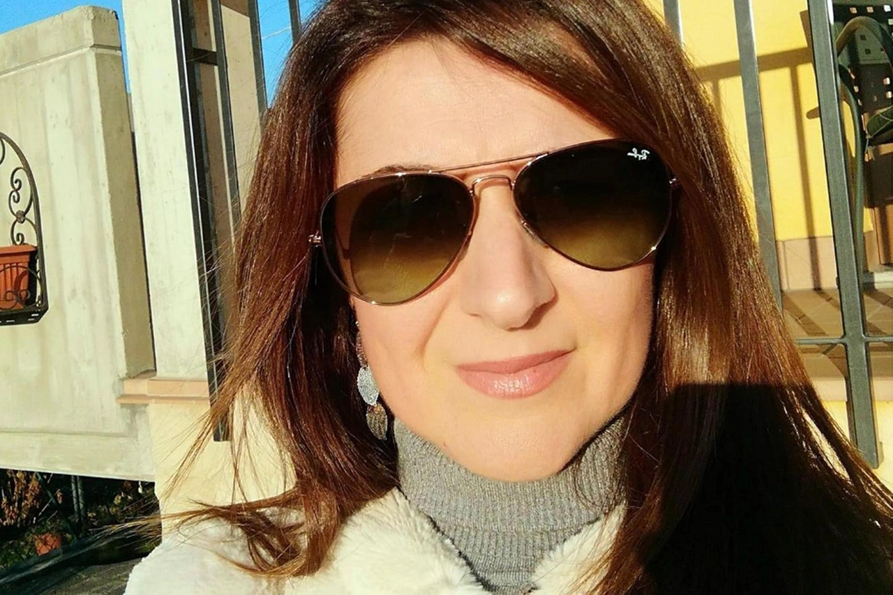 NODI DA SCIOGLIERE A sinistra, un carabiniere esce dalla casa di Gorlago di Chiara Alessandri (sopra). In queste ore l’Arma sarà impegnata in altre ricognizioni sia nell’abitazione che nelle pertinenze