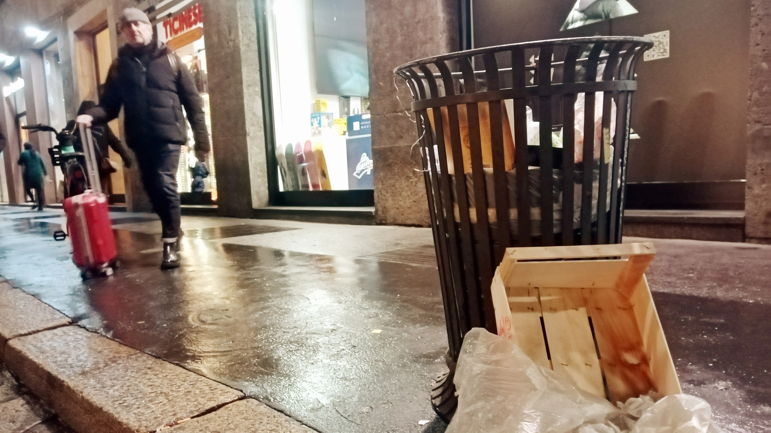 Il fenomeno dei rifiuti lasciati per strada coinvolge le periferie ma anche le vie dello shopping. I commercianti: bisogna aumentare i cestini
