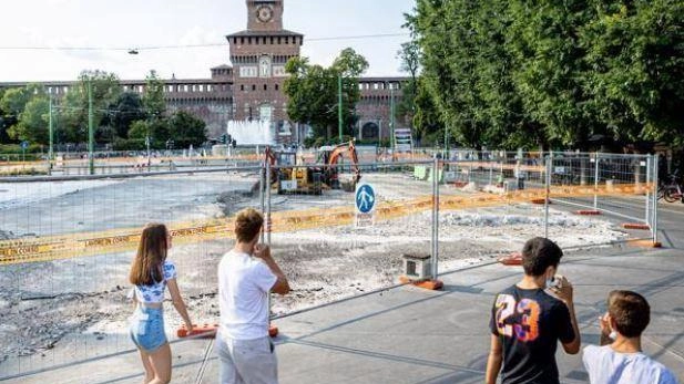 Piazza Castello, traguardo vicino Lavori di restyling finiti a novembre Più spazio per i pedoni e 184 alberi Piazza Castello, traguardo vicino Lavori di restyling finiti a novembre Più spazio per i pedoni e 184 alberi
